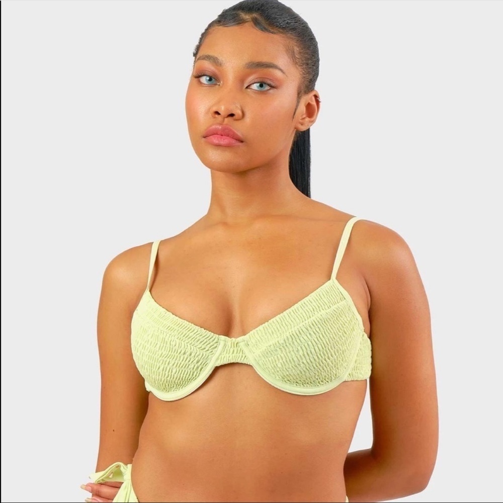 Light green bikini top SZ M 🙂
